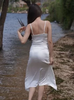【视频】玲玲白色吊带连衣裙美腿【5V/16.87G/百度云】